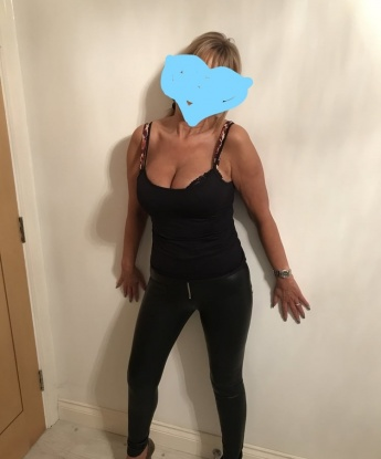 Сексуальная бестия с аппетитной фигурой и чувственными губами приглашает на незабываемое свидание, которое заставит забыть обо всем на свете. Встречу только в уютной обстановке. 9909, 50 лет